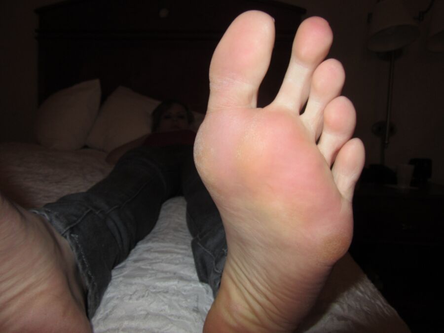 Natural toes footjob